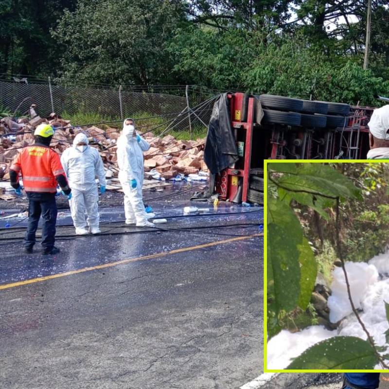 Adelante, la espuma sobre la quebrada La Aguacatala. Atrás, el camión accidentado. FOTO: Cortesía