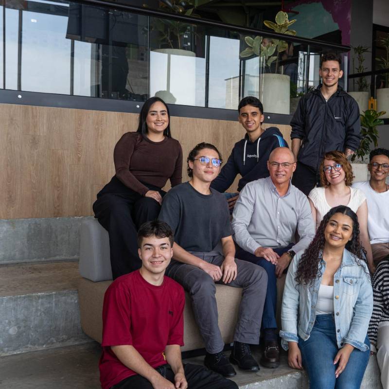 Riwi ya formó a 1.500 jóvenes en Medellín y Barranquilla y logra insertar laboralmente a más del 70% en menos de un año. Así funciona el modelo que busca cerrar el déficit de 100.000 desarrolladores en Colombia. FOTO: Cortesía.