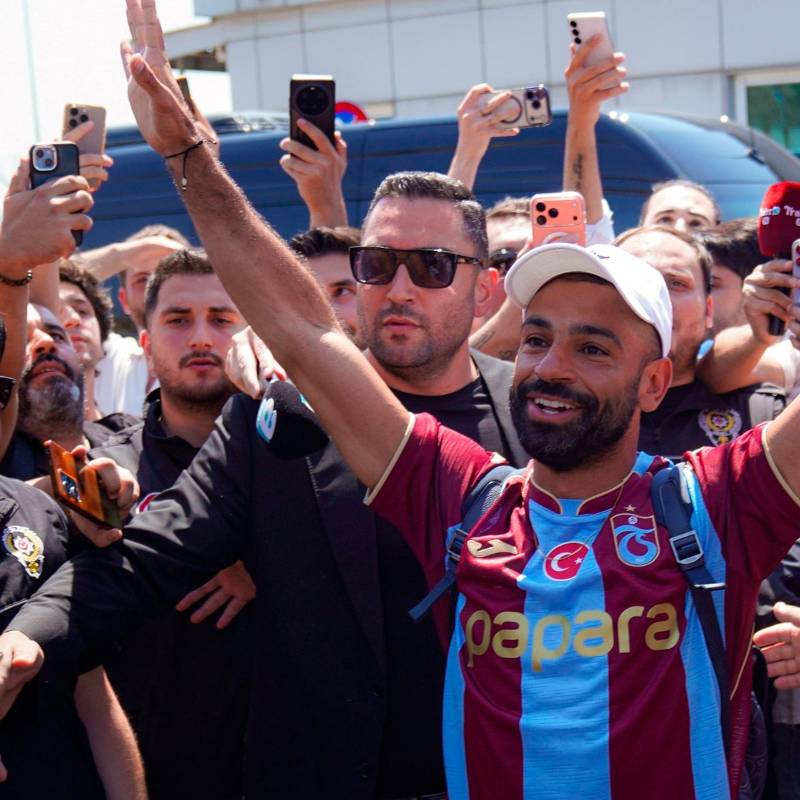 Salah en el aeropuerto de Estambul recibido por los aficionados del Trabzonspor. FOTO: X Trabzonspor