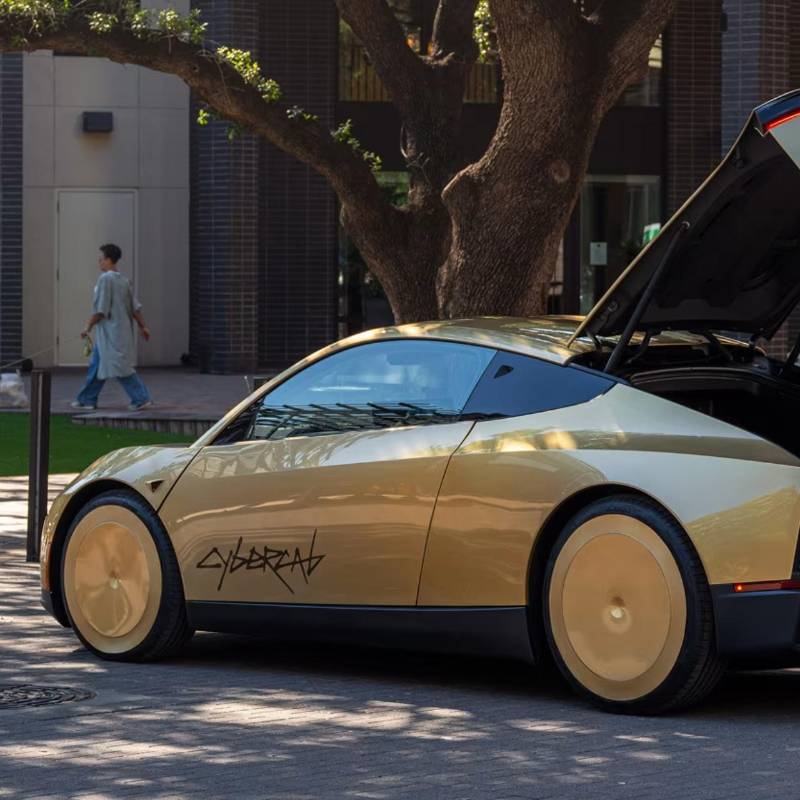 El despliegue del Cybercab en las vías de Austin marca el inicio de una nueva generación de vehículos autónomos que eliminan por completo la presencia de pedales y volante. FOTO: Tesla