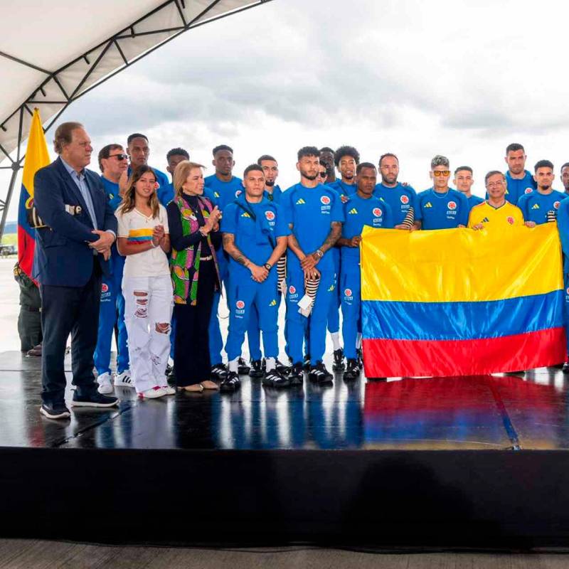 Los jugadores, el cuerpo técnico y Ramón Jesurun, presidente de la Federación Colombiana de Fútbol, junto al presidente Gustavo Petro en la entrega de la bandera al equipo, antes de viajar al Mundial de Norteamérica. FOTO PRESIDENCIA 