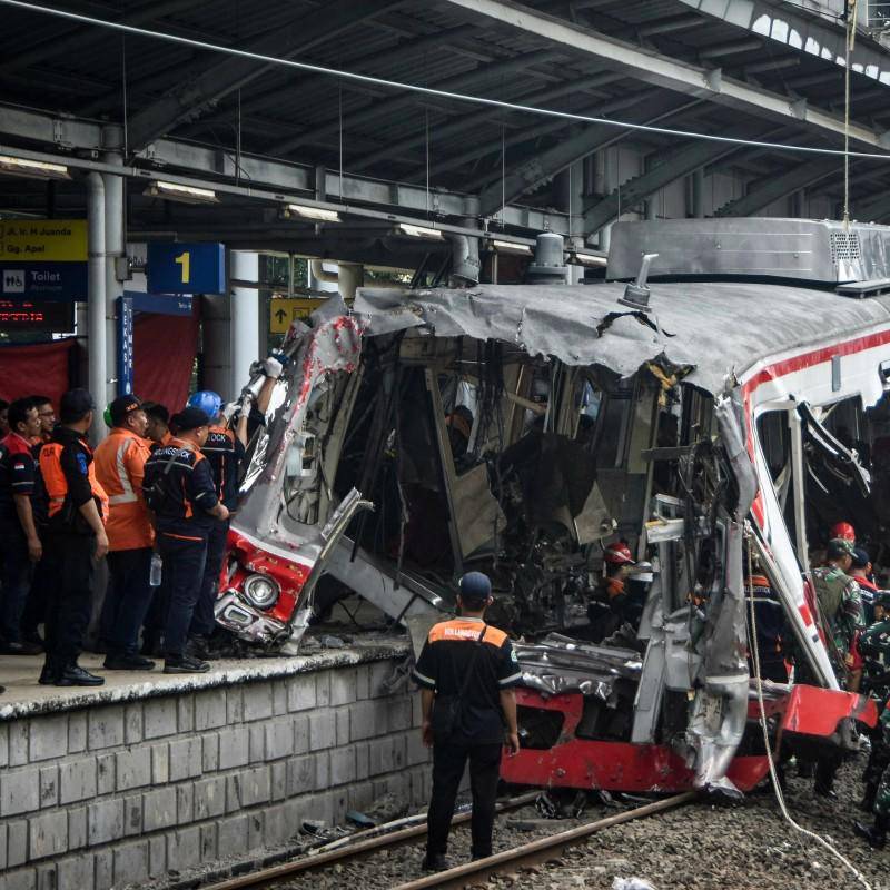 Equipos de rescate y trabajadores inspeccionan los restos de los trenes involucrados en el choque ocurrido en la estación Bekasi Timur, en las afueras de Yakarta, Indonesia. FOTO: AFP. 