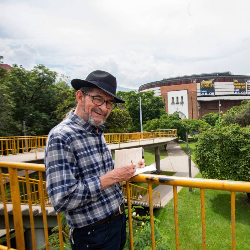 En uno de sus recorridos, Luis Alirio Calle muestra los lugares emblemáticos de la tragedia en la que sumieron los narcos a Medellín; sin embargo también mostrará las experiencias de resistencia desde los barrios y las instituciones. FOTO: Esneyder Gutiérrez