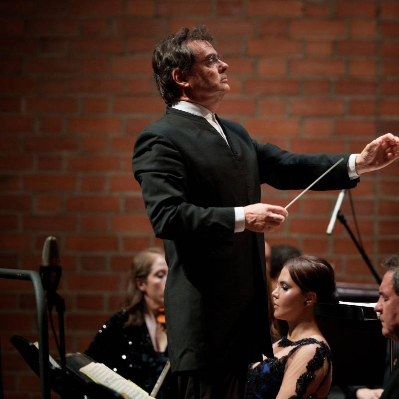 El maestro Alejandro Posada es el director artístico de la Orquesta Sinfónica de Eafit y fundador de IberAcademy. FOTO CORTESÍA Iberacademy/Orquesta Sinfónica de EAFIT