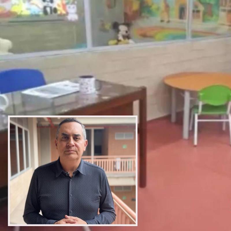 Adelante, el alcalde de Envigado Raúl Cardona, atrás la imagen del puesto de estudio de la pequeña en una esquina del salón. FOTO: imagen tomada de redes.