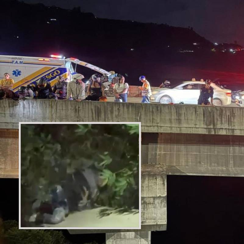 Adelante, el motociclista accidentado junto a una columna del puente. Atrás, altura de la estructura. FOTO: Cortesía Denuncias Antioquia.