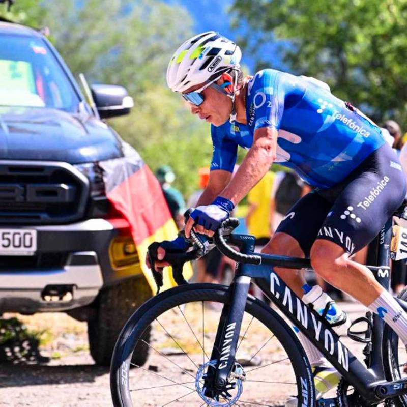 El ciclista colombiano Éiner Rubio quien disputaba el Tour de Francia sufrió un accidente en la etapa 19 y tuvo que abandonar la competencia, tras chocar con un carro de la caravana deportiva. FOTO CORTESÍA @Movistar_Team