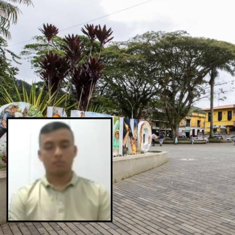 Adelante, el teniente condenado. Atrás, parque del municipio de Frontino. Foto: Julio César Herrera Echeverri.