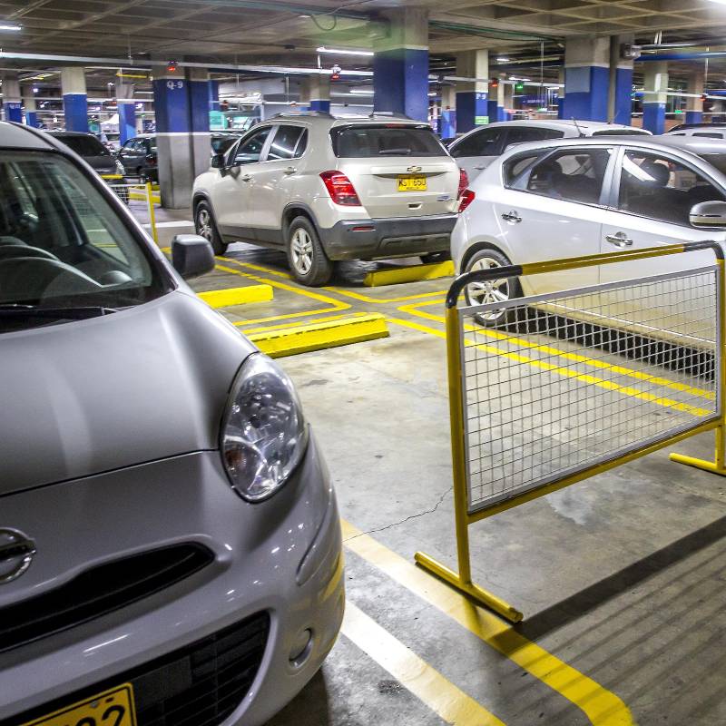 En los parqueaderos de los centros comerciales algunos delincuentes aprovechan para hacer algunos daños a los autos con un fin engañoso. Foto: Juan Antonio Sánchez Ocampo