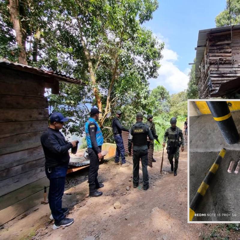 Adelante, los explosivos hallados al interior del inmueble. Atrás, operativo policial en Buriticá. FOTO: Cortesía Policía Antioquia e imagen tomada de redes.