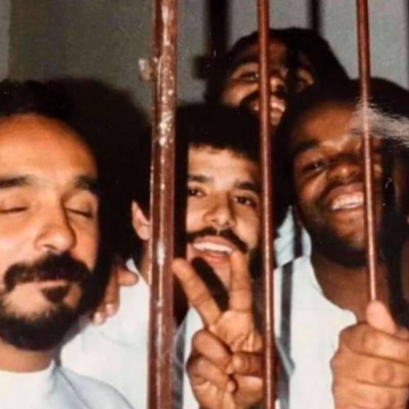 Esta es la foto que compartió Willie Colón de su arresto en Medellín. FOTO: Tomada de X @williecolon