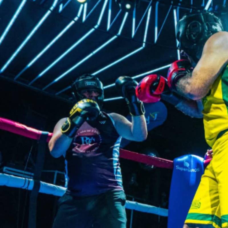 De vinotinto, el alcalde de Florencia Marlon Monsalve, de amarillo, el gobernador de Caquetá Luis Francisco Ruiz, enfrentados en un ring de boxeo. Foto: Redes sociales.
