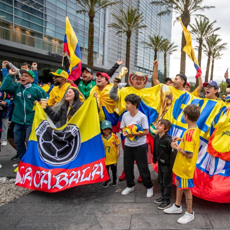 Cánticos, tambores y un mar de camisetas tricolores paralizaron las avenidas principales de Ciudad de México. FOTO: Juan Antonio Sánchez