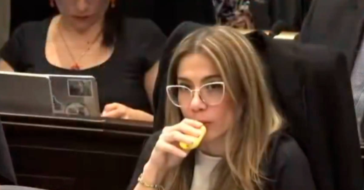 (Video) Pillan a la representante Catherine Juvinao usando un vapeador en pleno debate de la reforma a la salud