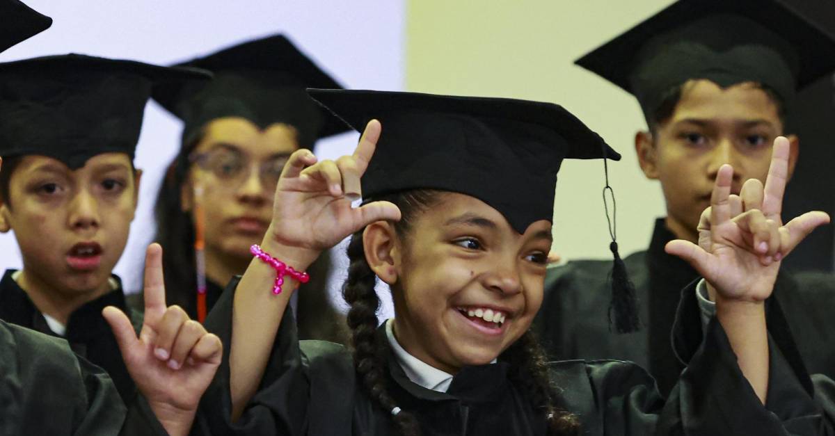 100 niñas y niños con discapacidades sacaron grados en tecnología en Medellín