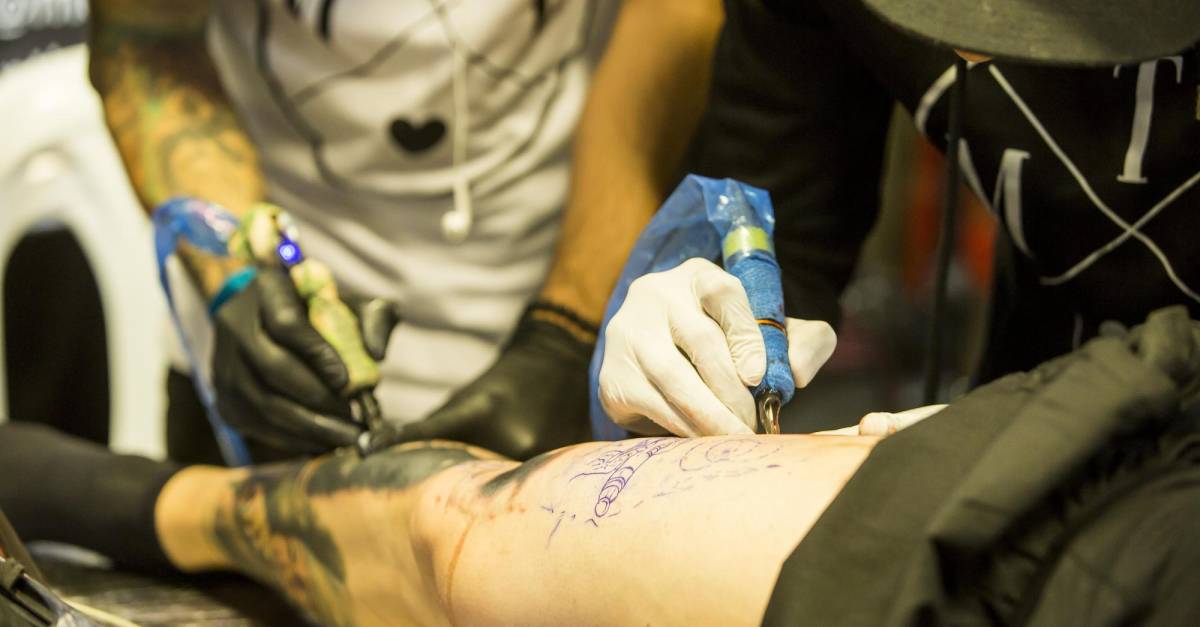Qué producen los tatuajes en el sistema inmune de las personas?