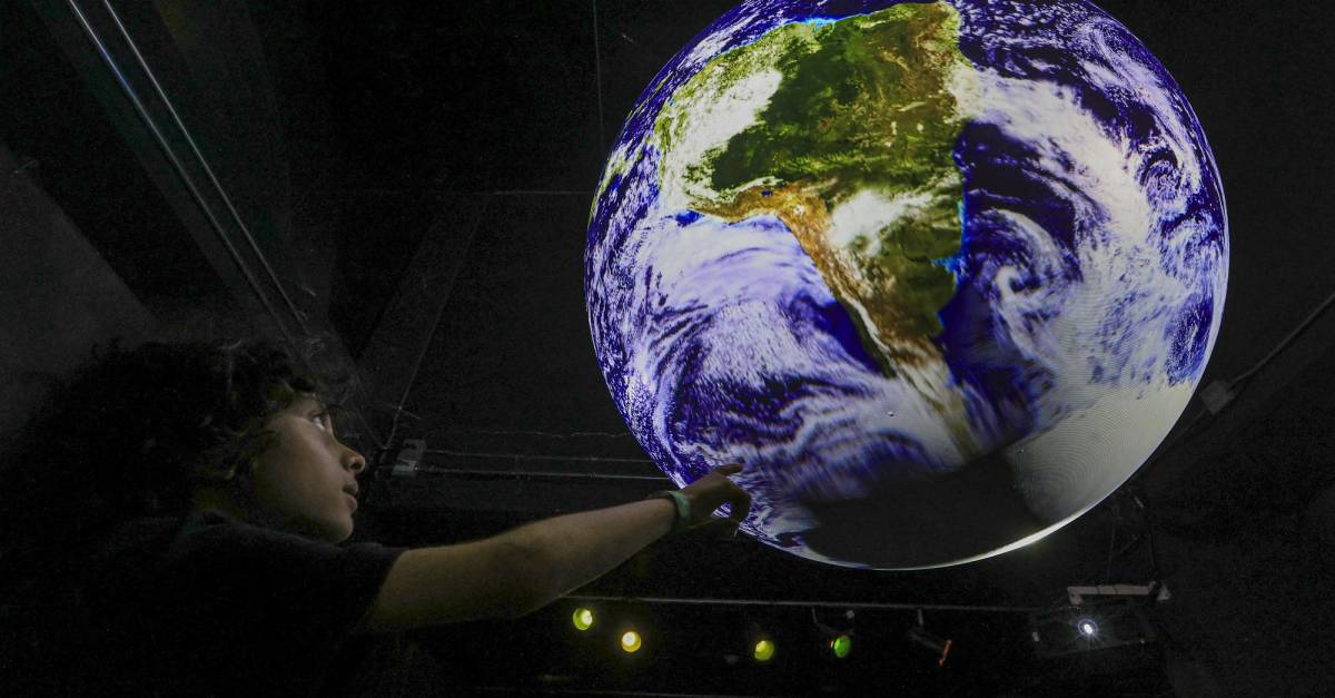 Planetario de Medellín - El problema de los tres cuerpos, escrito