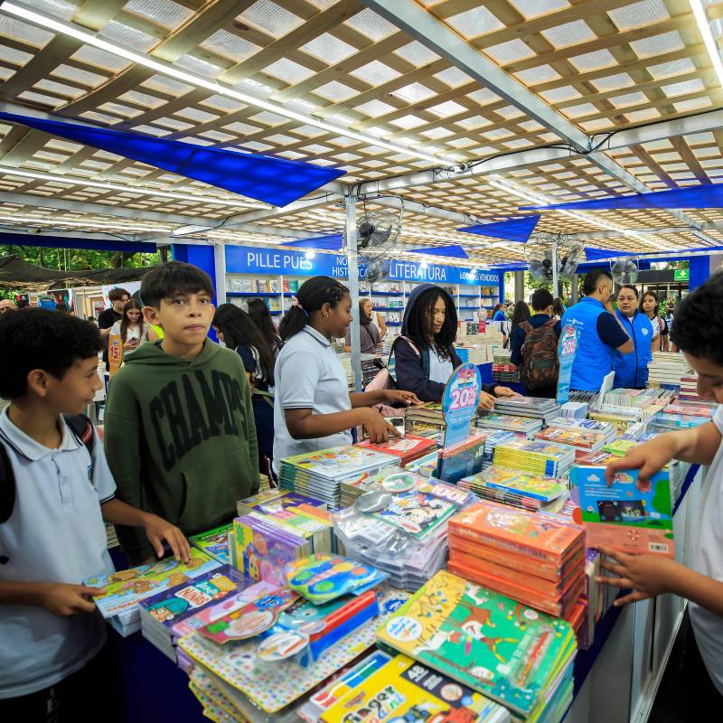 Durante la Fiesta del Libro, la editorial Planeta entregó una donación de libro para las bibliotecas de Medellín. Foto: Camilo Suárez