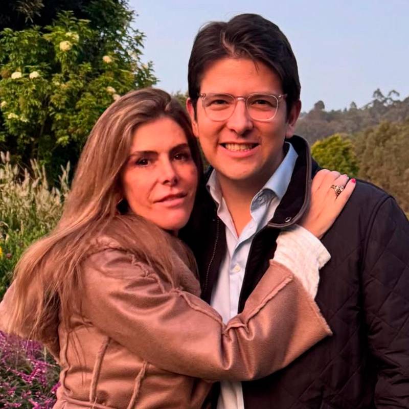 María Carolina Hoyos y su hermano, Miguel Uribe. FOTO: Tomada de Instagram @mcarolinahoyost