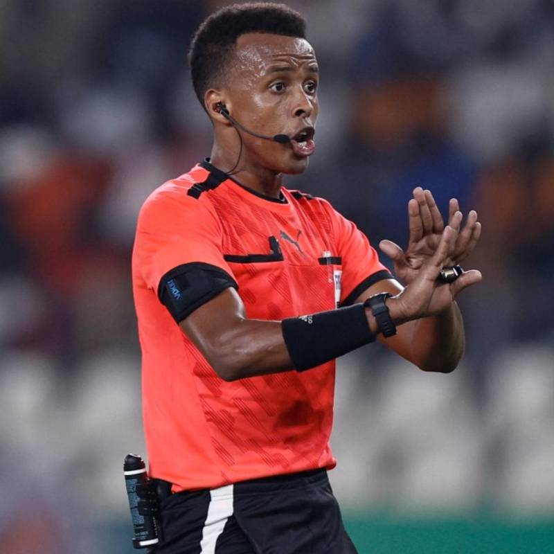 El árbitro somalí Omar Abdulkadir Artan, una de las figuras más respetadas del arbitraje africano, no podrá dirigir en la cita mundialista tras denegársele el acceso a suelo estadounidense. FOTO: AFP