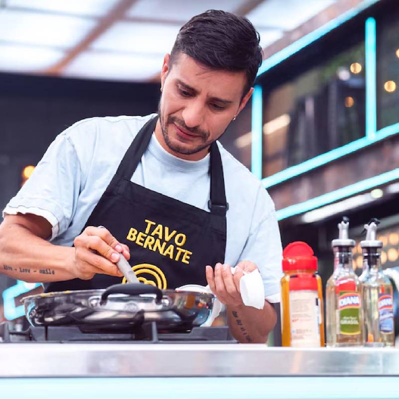 Tavo Bernate fue eliminado de MasterChef Celebrity Colombia 2026 en un reto en el que cambió su preparación original por temor a que el corte de carne estuviera crudo, decisión que resultó innecesaria. FOTO cortesía RCN