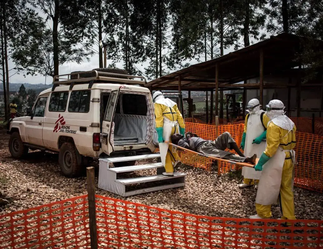 Trabajadores de salud atienden a un paciente en un centro médico en República Democrática del Congo, en medio del nuevo brote de ébola. FOTO: AFP.