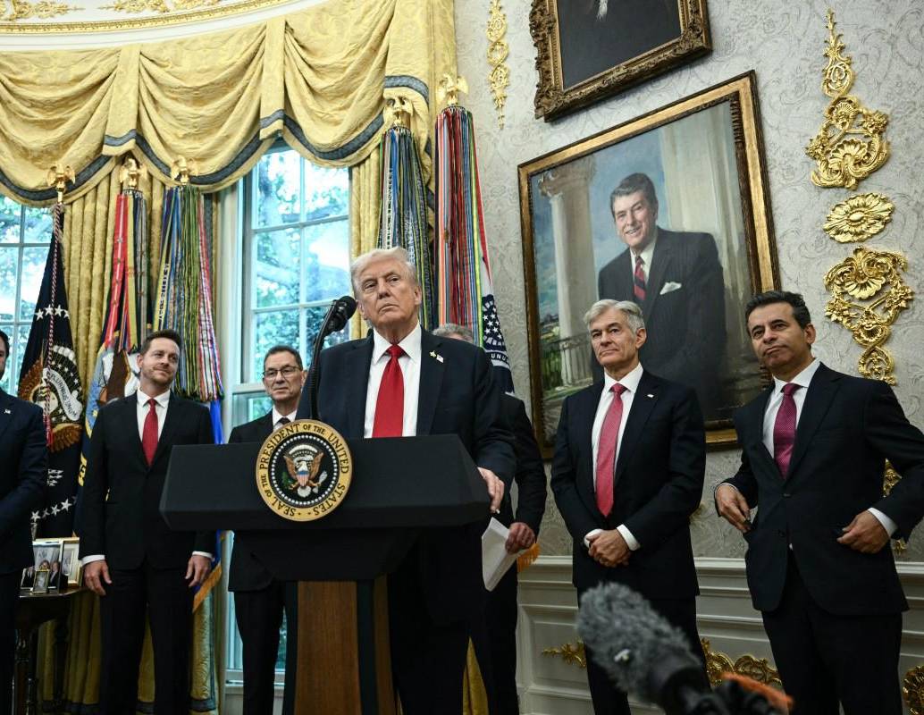 Donald Trump con más funcionarios del Gobierno en el Despacho Oval de La Casa Blanca. FOTO: AFP