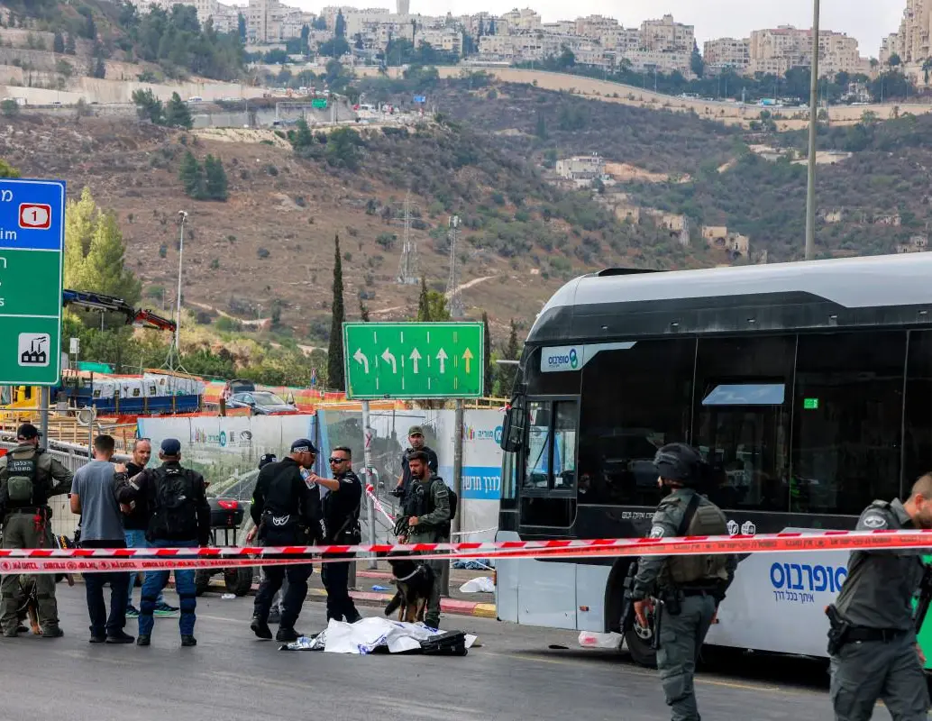 Hombres armados palestinos abrieron fuego en una parada de autobús en Jerusalén. FOTO: AFP