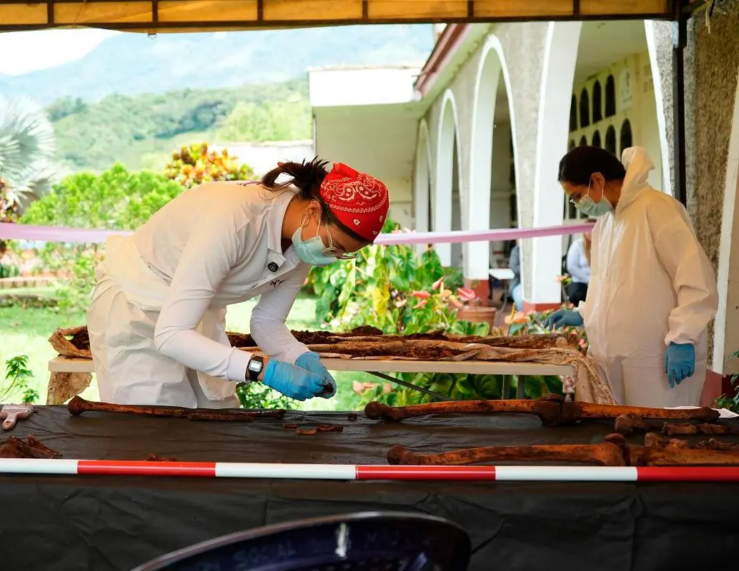Luego de la exhumación de los cuerpos viene un intenso trabajo para lograr su identificación. FOTO: Cortesía UBPD