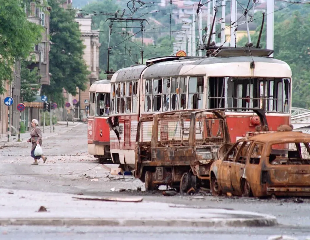 Durante el asedio de Sarajevo, entre 1992 y 1995, miles de civiles quedaron atrapados bajo el fuego de francotiradores apostados en las colinas. FOTO: AFP. 