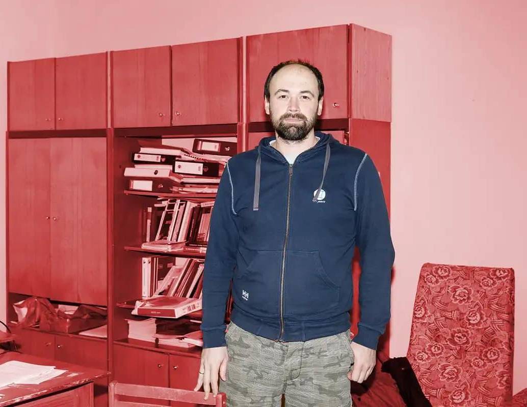 Anatolii Doroshenko trabaja en los laberintos subterráneos del reactor 4 de Chernóbil, donde monitorea combustible nuclear y zonas altamente contaminadas casi 40 años después del desastre. FOTO: Mykhaylo Palinchak.