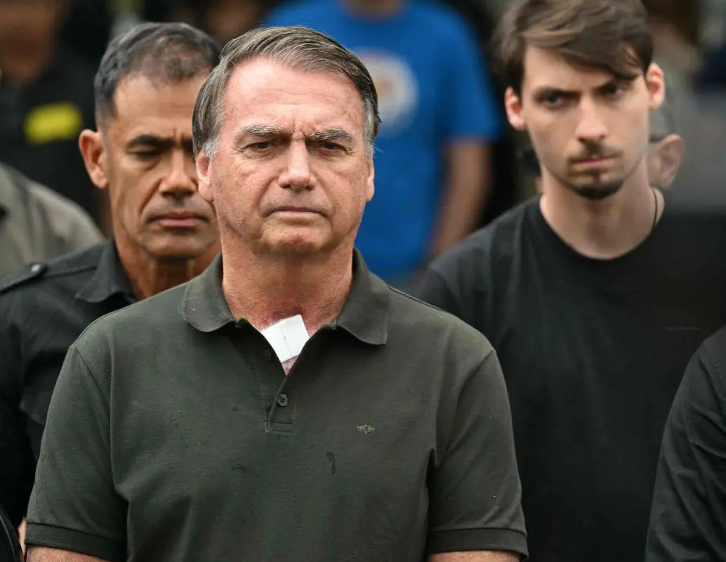 Jair Bolsonaro se encuentra en un complejo policial tras haber intentado romper tu tobillera de monitoreo. Foto: AFP