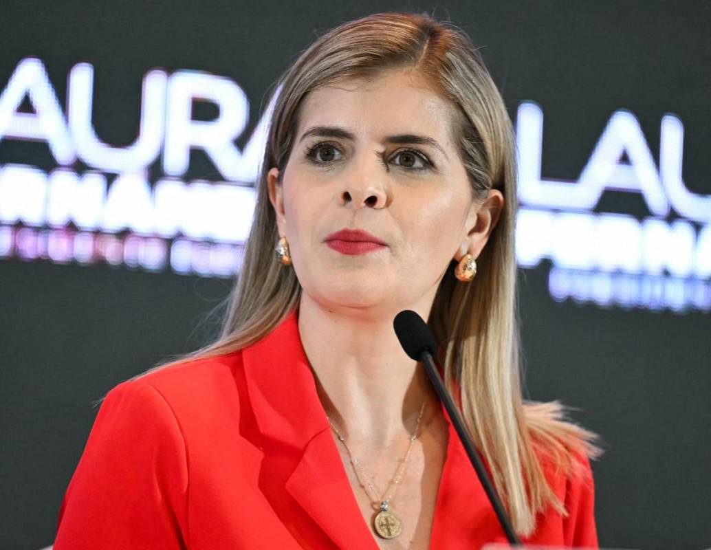 Laura Fernández, presidenta electora de Costa Rica, en rueda de prensa después de su victoria; confirmó que trabajará de la mano del presidente salvadoreño Nayib Bukele y de Estados Unidos. Foto: AFP 