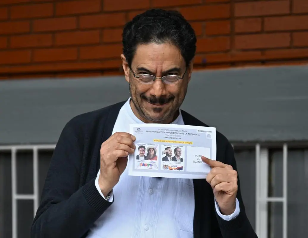 El candidato Iván Cepeda ya votó en la segunda vuelta presidencial. FOTO: AFP 