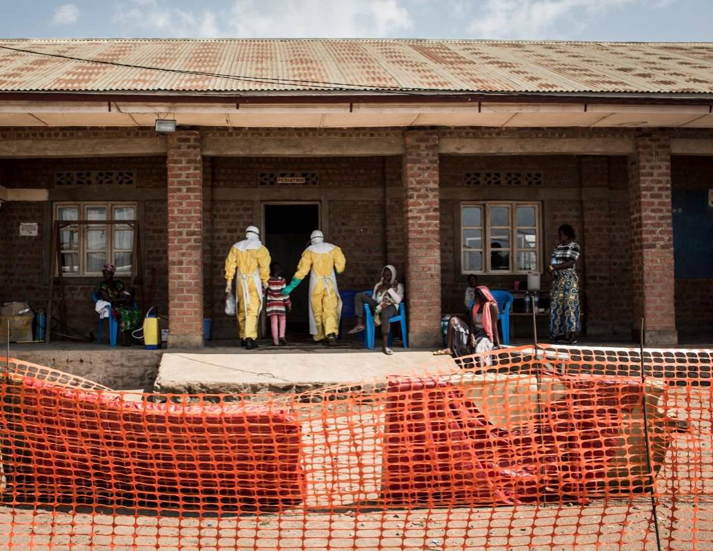 Las autoridades sanitarias de la República Democrática del Congo intensifican las medidas de contención tras el aumento de casos sospechosos y muertes relacionadas con el brote de ébola. FOTO: AFP.