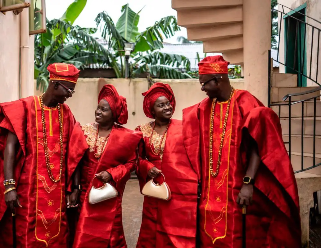 En la cultura de Nigeria los gemelos tienen un significado especial. En la foto aparecen las dos parejas compuestas por gemelos. Foto: Afp