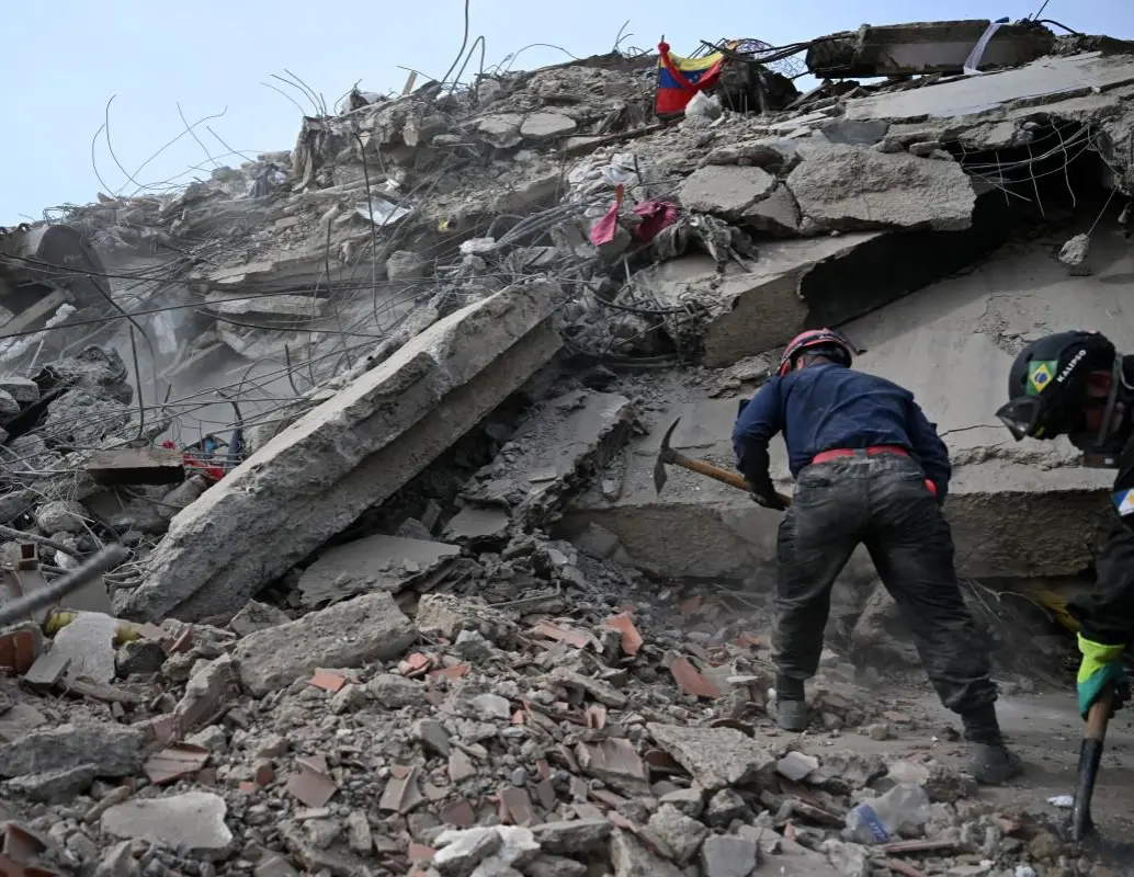 Los rescatistas buscan cuerpos entre los escombros en Caraballeda, estado de La Guaira, tras los terremotos del 24 de junio. Naciones Unidas hizo un llamado urgente para recaudar cerca de 300 millones de dólares destinados a las operaciones de ayuda humanitaria en Venezuela. FOTO: AFP.