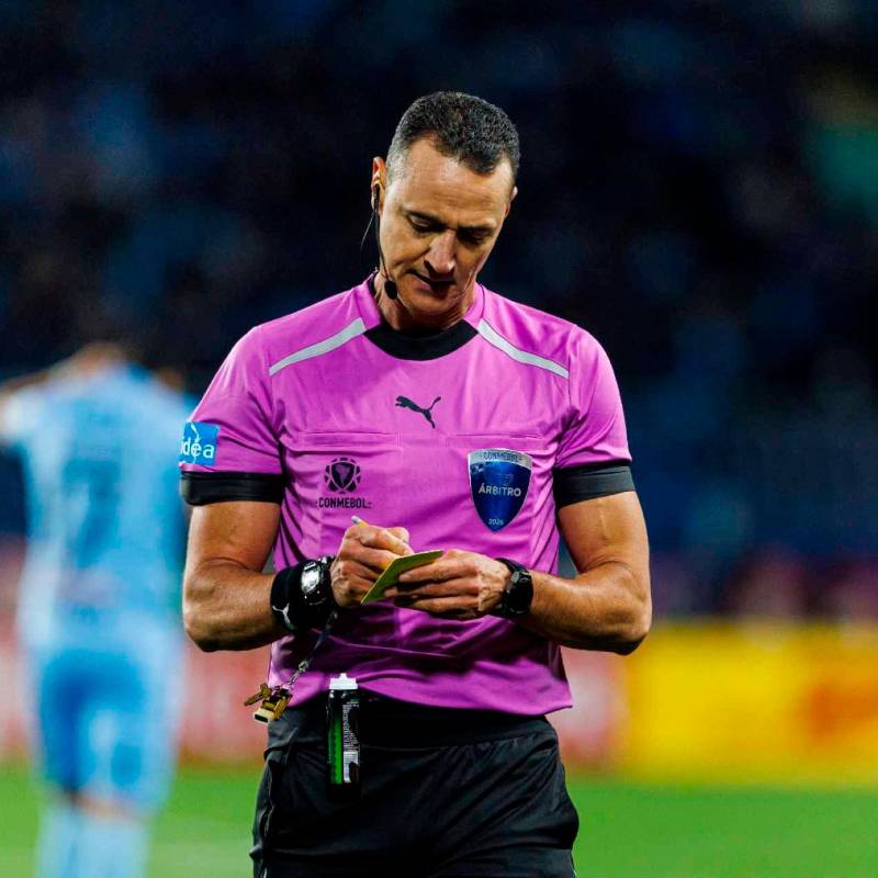 El árbitro antioqueño Wílmar Roldán protagonizó una acción polémica con Leandro Paredes, capitán de Boca Juniors en el duelo por Copa Sudamericana. FOTO GETTY 