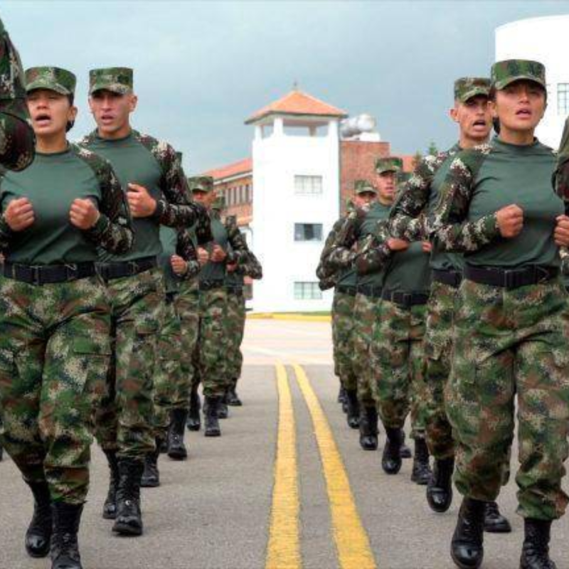 El Gobierno Petro firmó decreto para aumentar bonificación a soldados y policías en servicio. 
