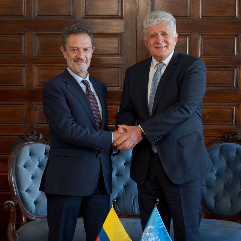 Una de las reuniones durante el primer mes del gobierno de De la Espriella fue entre el canciller Omar Bula (izquierda) con el jefe de la Misión de Verificación de la ONU, Miroslav Jenča. FOTO: Cancillería