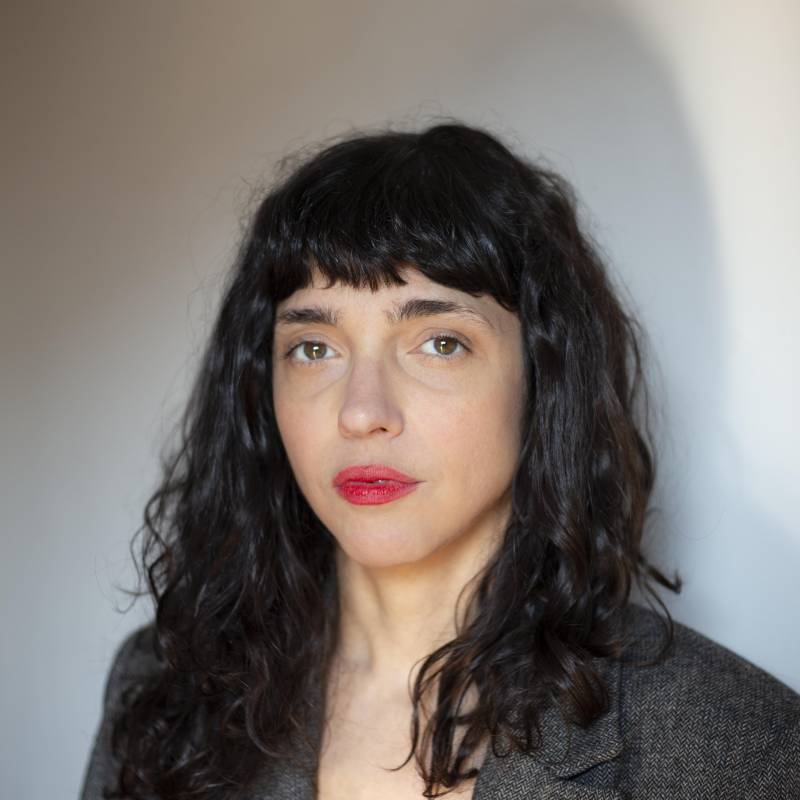 Mercedes Halfon nació en Buenos Aires, Argentina, en 1980, su libro más reciente es Extranjero en todas partes: Los días argentinos de Witold Gombrowicz (Anagrama, 2025).