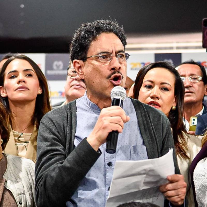 Iván Cepeda junto a varios candidatos el día de la inscripción de las listas al Congreso del Pacto Histórico. FOTO: Colprensa