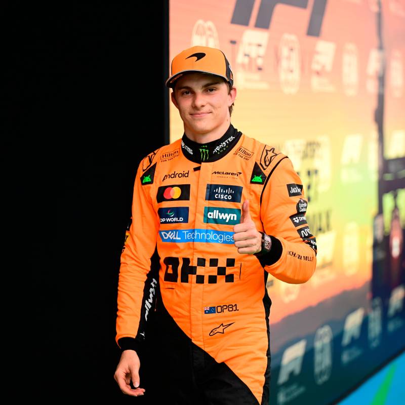 El australiano Oscar Piastri de McLaren celebra su pole position para el Gran Premio de España. FOTO: GETTY