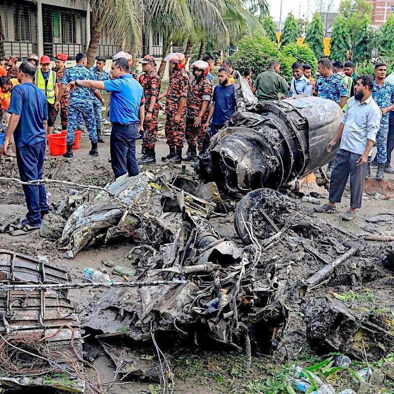 El avión militar cayó en horas de la mañana sobre un edificio de dos plantas una institución educativa, que para el momento del impacto estaba lleno de niños. FOTO: AFP