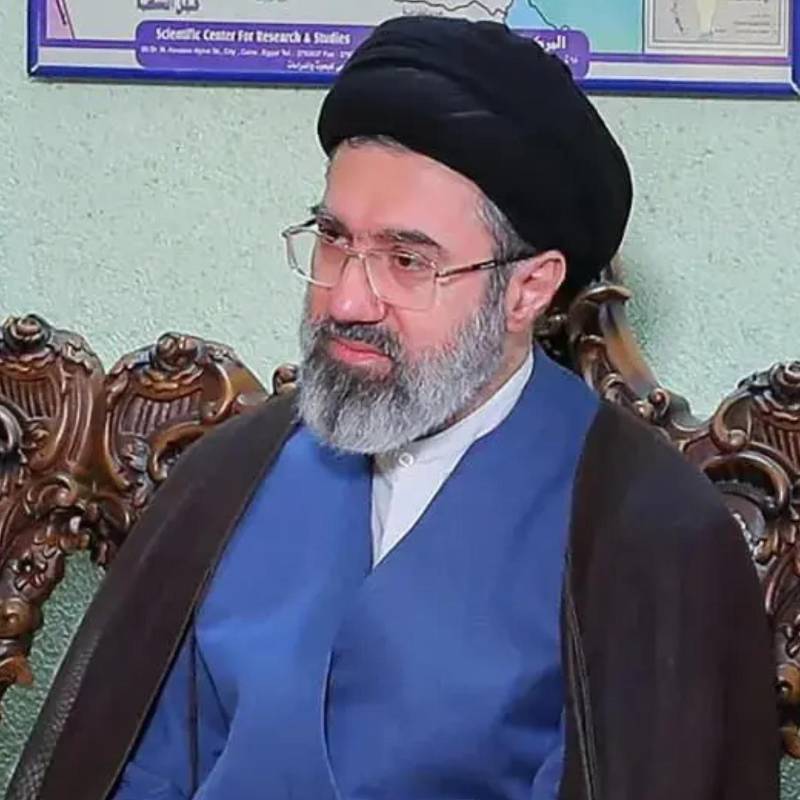 Con el líder supremo incapacitado para hablar y oculto por seguridad, el “ejército ideológico” asume las riendas del régimen. Sobrevivió al ataque que terminó con una era en Irán, pero el precio fue su rostro y su voz. FOTO: AFP