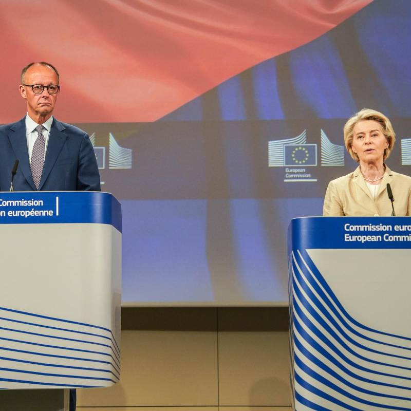 El canciller alemán, Friedrich Merz (i), y la presidenta de la Comisión Europea, Ursula von der Leyen, anunciaron que no asistirán a la cumbre Celac, que tiene como sede Colombia. FOTO: Xinhua