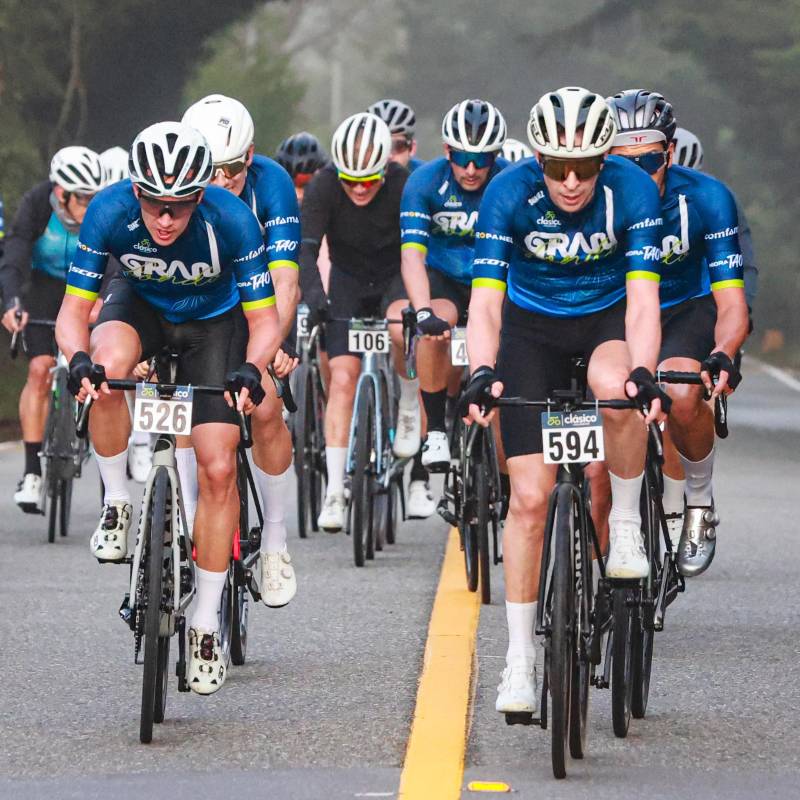 Los ciclistas del Clásico El Colombiano recorren las carreteras del Oriente de Antioquia durante el Clásico. Foto: Manuel Saldarriaga.