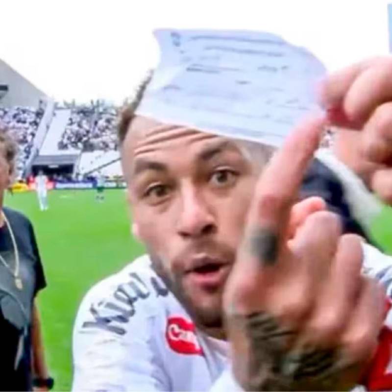 Neymar muestra con indignación un papel manuscrito al cuerpo arbitral para demostrar que el técnico Cuca había solicitado la salida de Gonzalo Escobar y no la suya. Al final, el cambio no pudo revertirse. FOTO CAPTURA VIDEO
