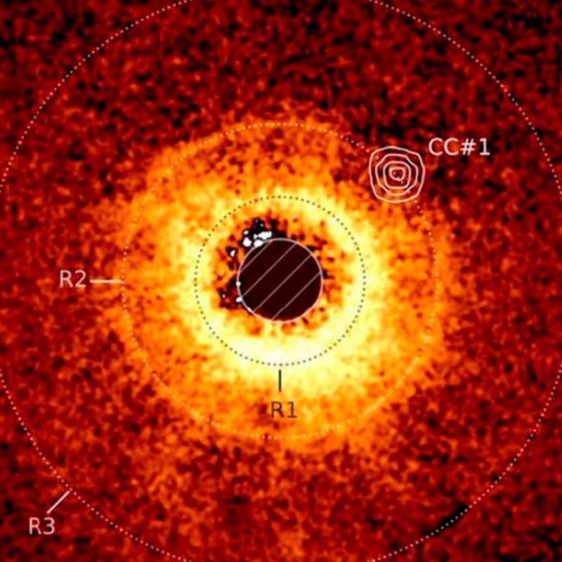 Los exoplanetas son objetivos clave en la astronomía observacional, ya que ayudan a comprender mejor cómo se forman los sistemas planetarios. Foto cortesía/Imagen del disco de TWA 7 captada con el VLT del ESO, con datos del JWST superpuestos. Se aprecia la zona vacía alrededor del exoplaneta TWA 7b en el anillo R2 / © A.-M. Lagrange el al.