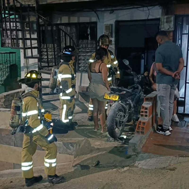 La conflagración, originada mientras se le realizaban reparaciones mecánicas a una motocicleta, movilizó a cinco unidades de bomberos y requirió la intervención de personal técnico para evaluar los daños. FOTO: Alcaldía de Bello